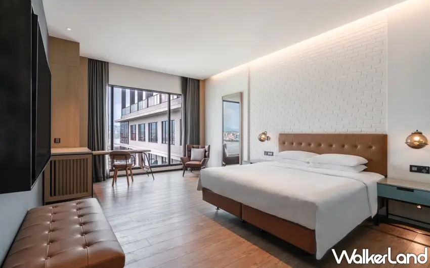 ▲台北八里福朋喜來登酒店即日起至6月30日推出「十年磨一劍 淡江大橋紀念」住房專案，豪華河景客房每晚9,570元起 。 圖／台北八里福朋喜來登酒店提供；窩客島編輯李維唐整理