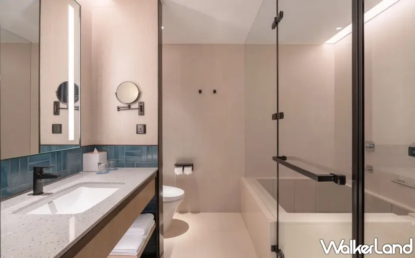 ▲客房內均設有高級浴池，讓旅客在房內即可享受頂級黃金美人湯，並同時俯瞰淡水河美景 。 圖／台北八里福朋喜來登酒店提供；窩客島編輯李維唐整理