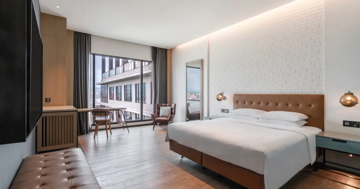 淡江大橋通車倒數！八里福朋喜來登天使紅蝦吃到飽，住房爽泡黃金美人湯再抽3萬套房。