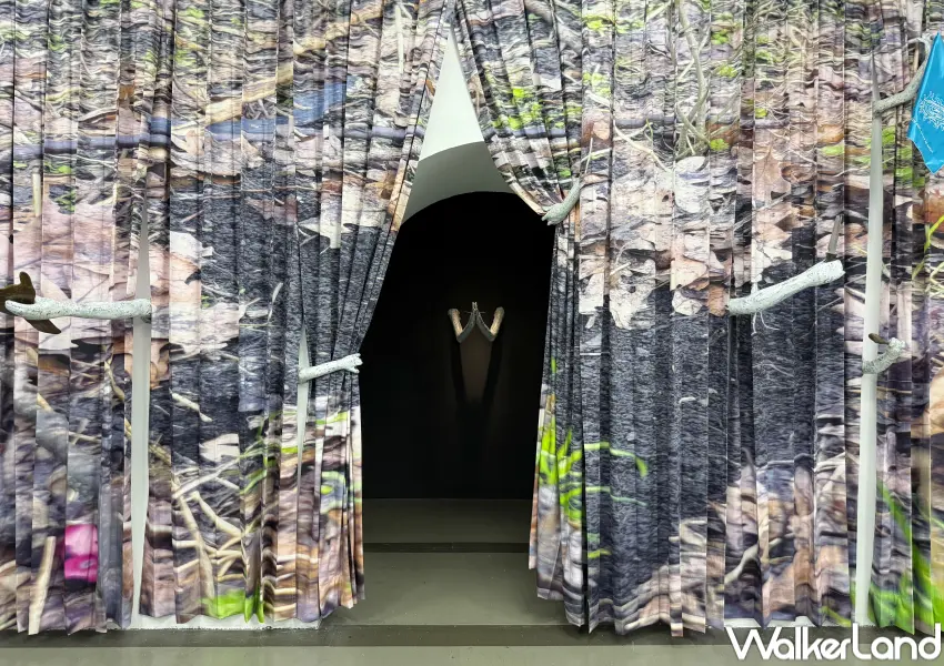 ▲三頻道錄像與動畫元素交疊，將繪畫中的鳥類角色帶入影像，呼應人與自然交織的界線。