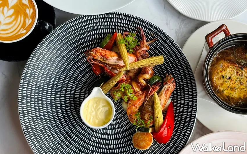 ▲限定套餐中的海鮮主菜「香煎老虎大蝦海鮮總匯」，搭配精緻擺盤與豐富時蔬，呈現華麗視覺饗宴。 圖／老爺小花園提供；窩客島編輯李維唐整理