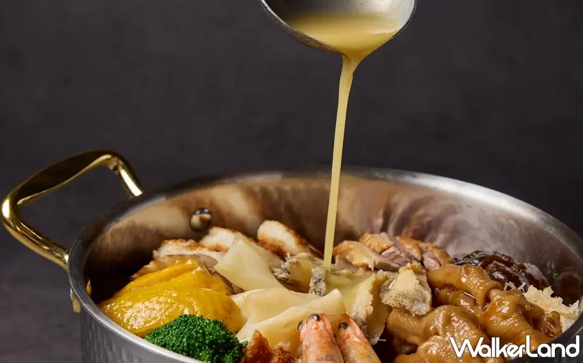 ▲主廚將老母雞、赤肉與陳皮等食材煨煮至膠質濃厚的金湯，緩緩淋入盆菜中，使16樣頂級食材風味完美融合 。 圖／玖尹提供；窩客島編輯李維唐整理