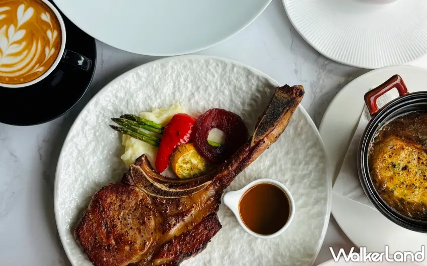 ▲分量十足的「爐烤戰斧豬排佐琥珀高湯醬」，高溫烤出焦香肉質，搭配濃郁高湯醬汁令人食指大動。 圖／老爺小花園提供；窩客島編輯李維唐整理