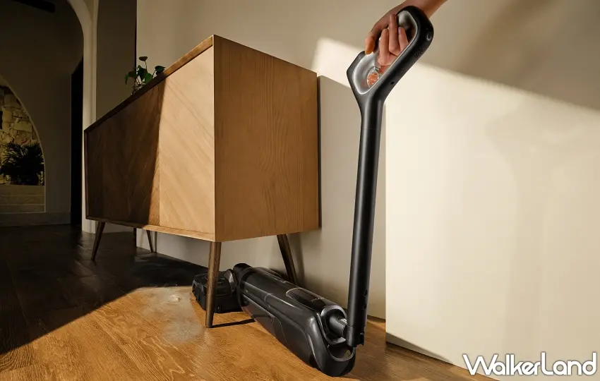 ▲MOVA M50 Ultra 洗地機具備 180° 平躺清潔功能，配合手把折疊設計，讓使用者無需彎腰即可深入家具底部清潔。圖／恆隆行提供；窩客島編輯李維唐整理