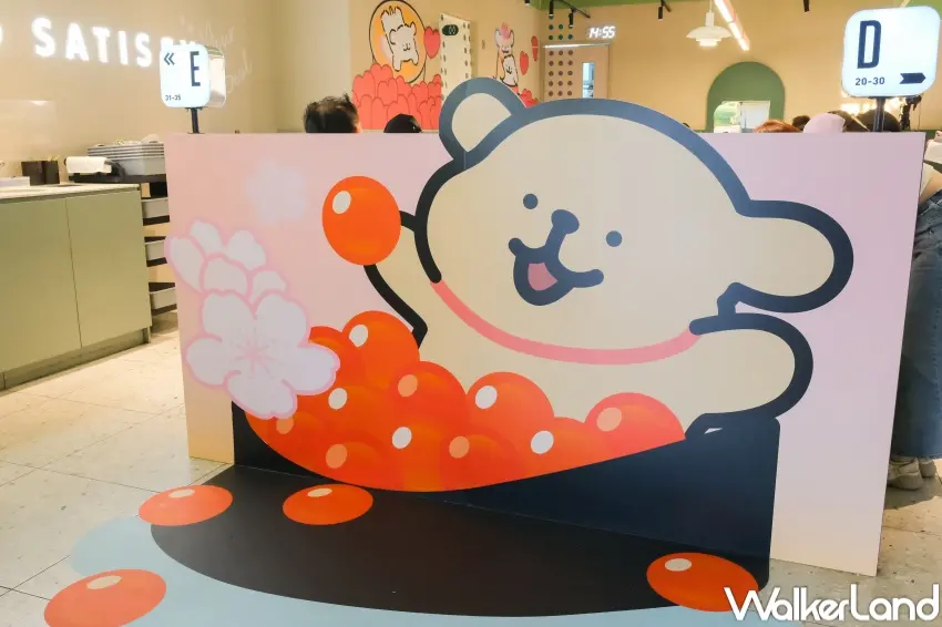 ▲爭鮮於4/28起推出線條小狗聯名企劃，從餐點到周邊與店裝全面登場，吸引粉絲關注討論（攝影：張人尹）