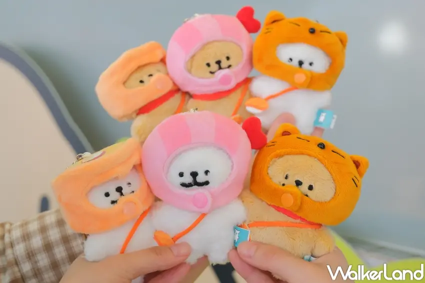 ▲爭鮮推出線條小狗絨毛公仔盲盒六款，結合壽司與茶碗蒸造型設計，增加收藏驚喜感（攝影：張人尹）