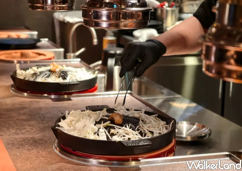 ▲和庵燒肉承襲北海道成吉思汗燒肉技法，透過圓頂鑄鐵鍋的高溫炭火鎖住頂級肉汁風味。(攝影：鄭雅之)