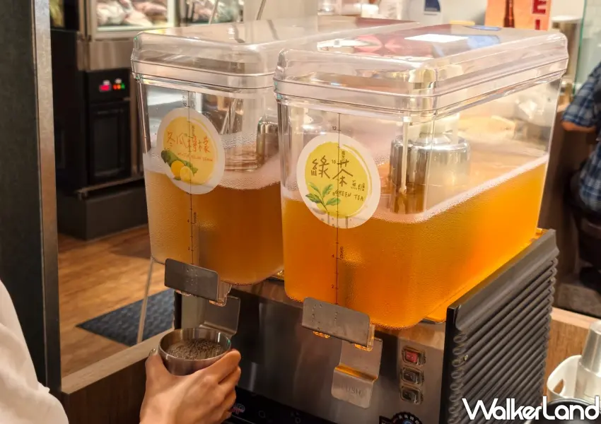 ▲店內提供多款飲品無限供應吃到飽，冬瓜檸檬與無糖綠茶更是解膩的最佳拍檔。(攝影：鄭雅之)
