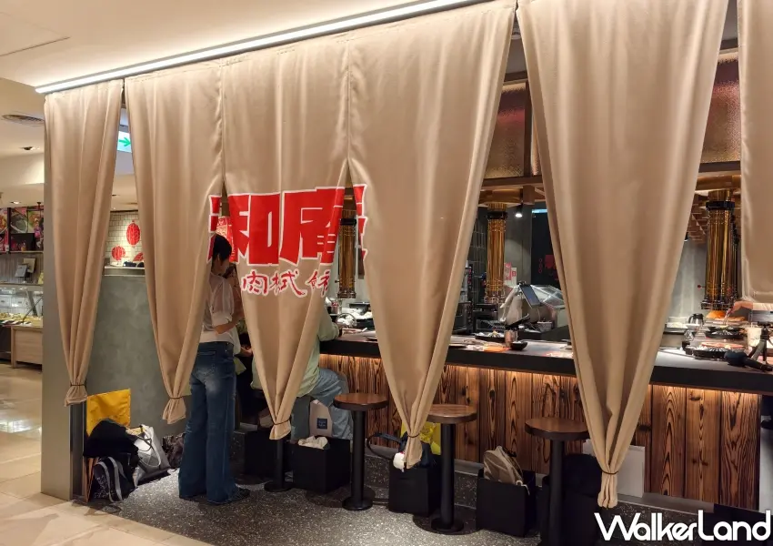 ▲簡約質感的門面掛簾設計，為在信義區百貨美食街用餐的饕客保有個人獨食的自在感。(攝影：鄭雅之)