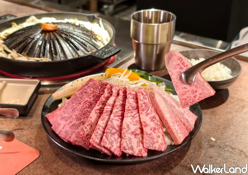 ▲不到700元就能品嚐到豐富的日本A5和牛拼盤，每一片和牛都在炭火上釋放誘人油脂香氣。(攝影：鄭雅之)