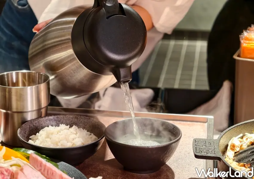 ▲暖心的熱湯與附餐均可無限享用，搭配現烤頂級和牛讓人享受極致飽足的高CP值饗宴。(攝影：鄭雅之)