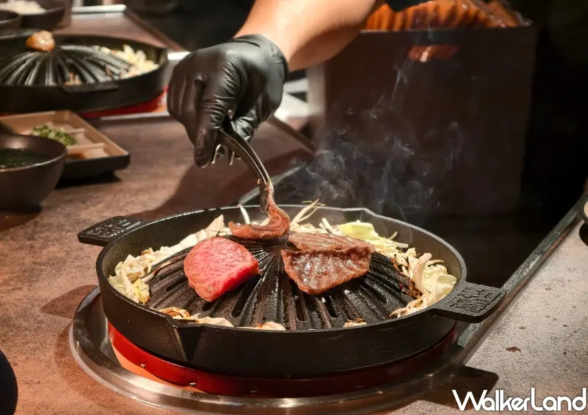 ▲透過北海道成吉思汗燒肉技法，讓每一片日本和牛在鑄鐵鍋上受熱均勻，鎖住最飽滿的鮮甜肉汁。(攝影：鄭雅之)