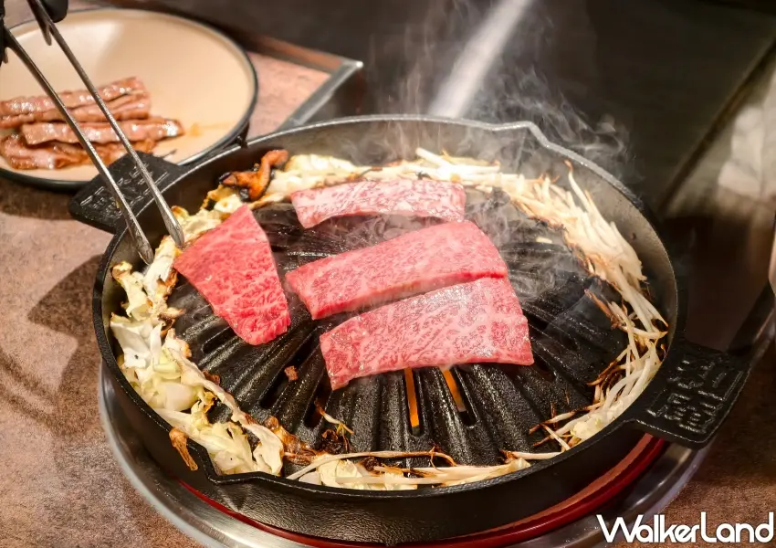 ▲日本A5和牛在炭火的高溫炙烤下，豐沛的油脂與焦香味完美交融，呈現極致的誘人色澤。(攝影：鄭雅之)