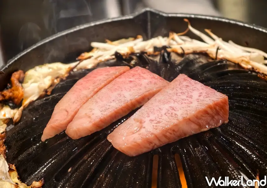 ▲職人精選厚切部位，粉嫩的油花分布極其均勻，絕對是肉食愛好者來到信義區不能錯過的燒肉首選。(攝影：鄭雅之)