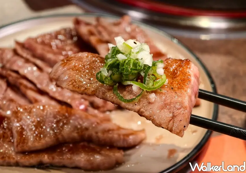 ▲外層炙烤到微焦香脆的和牛，搭配滿滿的清爽「蔥鹽」一起入口，豐富的味覺層次讓人一吃就上癮。(攝影：鄭雅之)