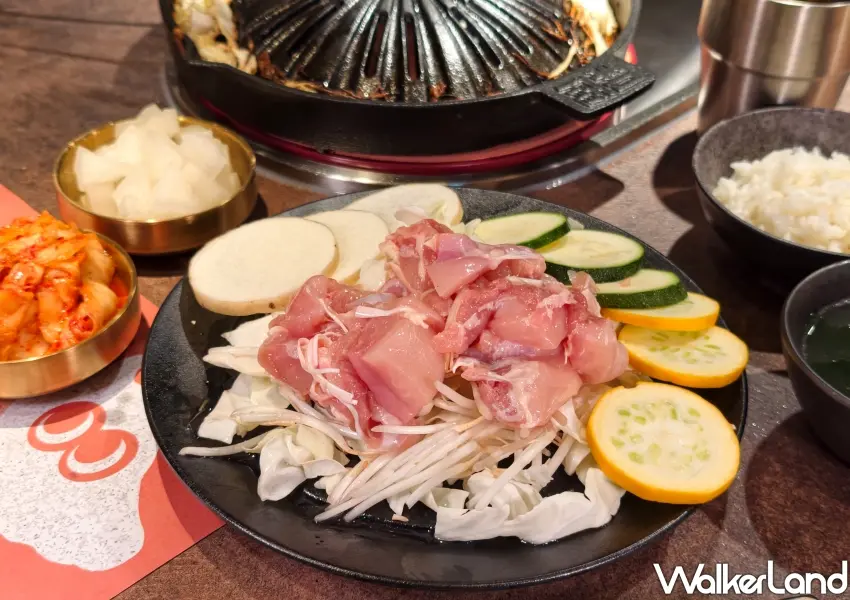 ▲專為不吃牛的饕客準備「益活雞腿排套餐」，嚴選高品質的大成益活雞，肉質鮮嫩Q彈且分量十足。(攝影：鄭雅之)