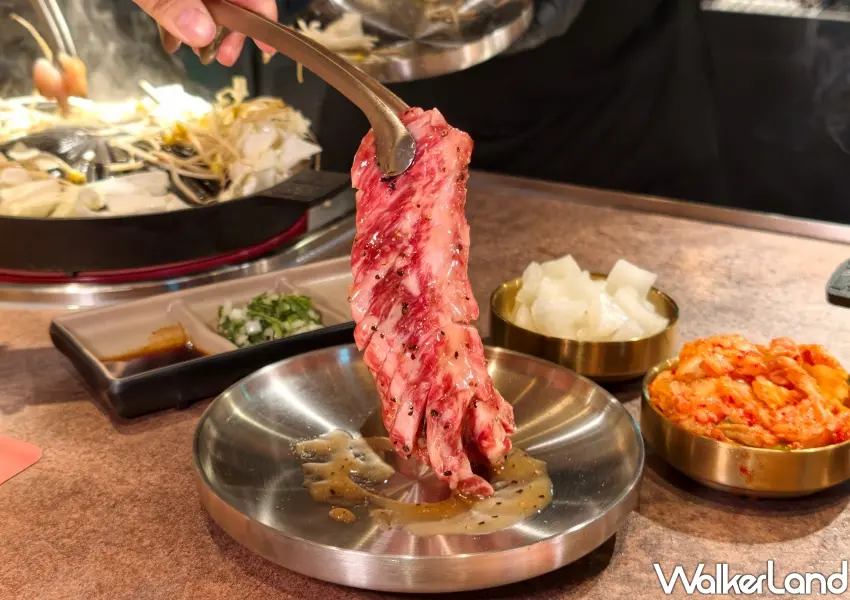 ▲開幕期間限定優惠的「蔥鹽和牛肋條」肉質紮實，搭配主廚特調醬汁醃漬入味，CP值極高。(攝影：鄭雅之)