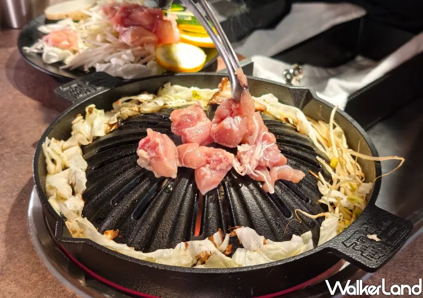 ▲雞腿排在鐵鍋上滋滋作響，搭配周邊吸滿肉脂精華的鮮甜蔬菜。(攝影：鄭雅之)