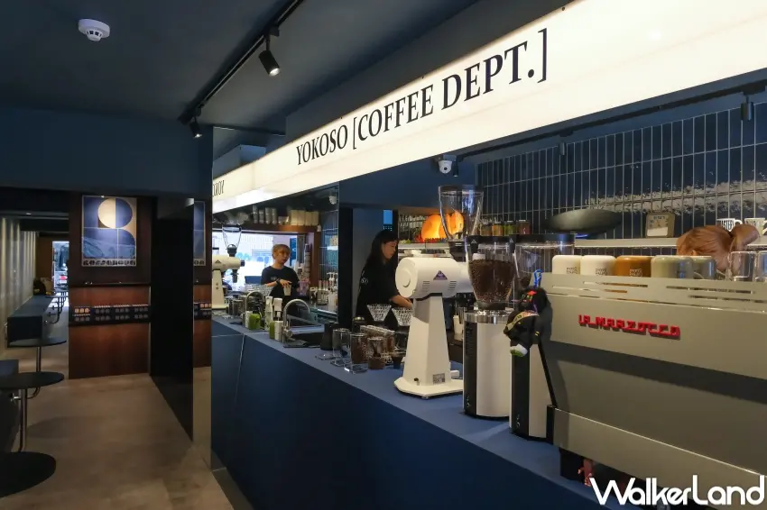 ▲Yokoso Coffee Stand敦南店以深藍色搭配金屬與鏡面設計，打造沉穩現代空間（攝影：張人尹）