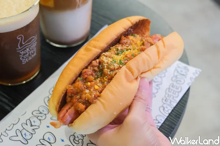 ▲Yokoso Coffee Stand敦南限定肉醬德式香腸麵包，適合搭配咖啡作為午後輕食（攝影：張人尹）