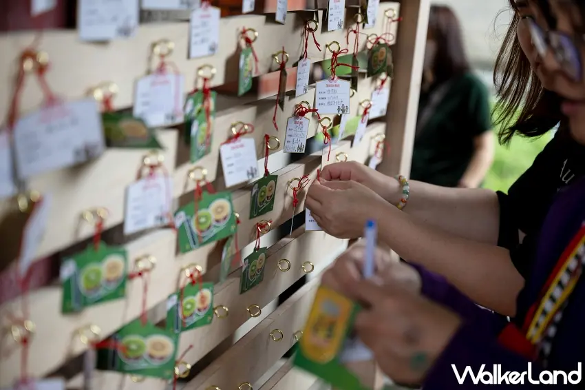 ▲參與者可透過現場遊戲獲得祈福卡，並將心願掛上許願牆，強化備考期間的狀態管理意識 。 圖／Zespri提供；窩客島整理