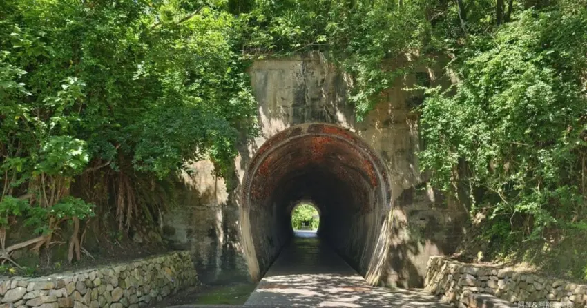 ▲「過港隧道」保留濃濃的舊時代氛圍，神似《神隱少女》中的場景，相當適合安排來此感受後龍的百年時光。