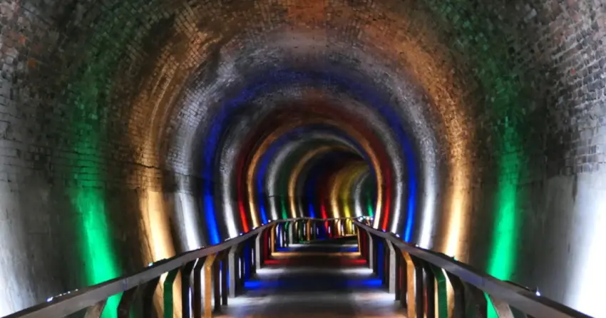 ▲「過港隧道」內如今加入七彩燈光點綴，化身健行散步、騎行自行車的人氣景點。
