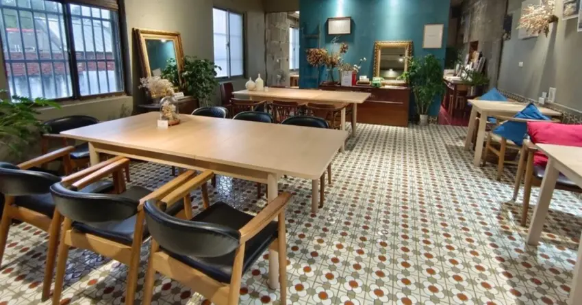 ▲「重成商號」保留花磚地板與許多老物件，復古空間裡帶著獨特美感，在這裡點份甜點、喝杯茶，來一場屬於老屋的老派浪漫。