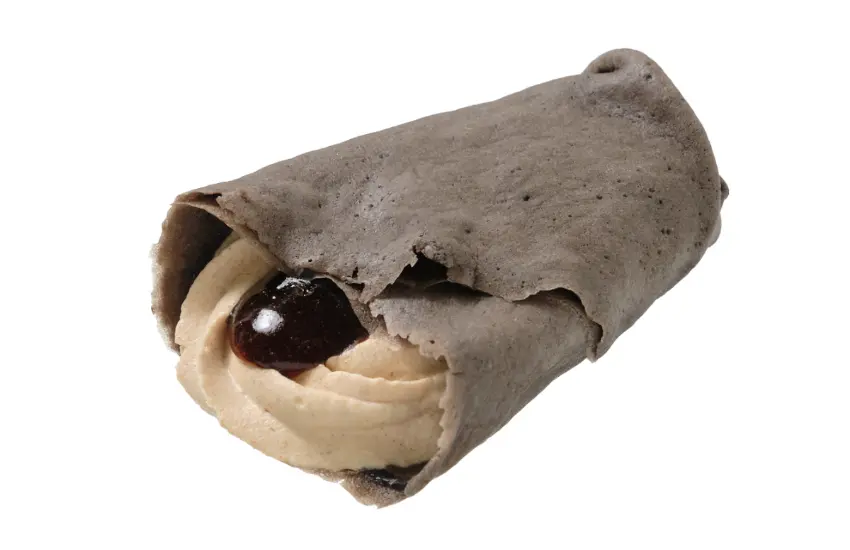 ▲可麗餅皮擠入黃豆粉奶油，包入麻糬，點綴黑糖蜜醬，封未獨特。