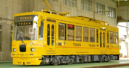 都電荒川線路面電車變裝山吹色復古風格，寄木地板與杉木窗花打造出移動的日式旅館。