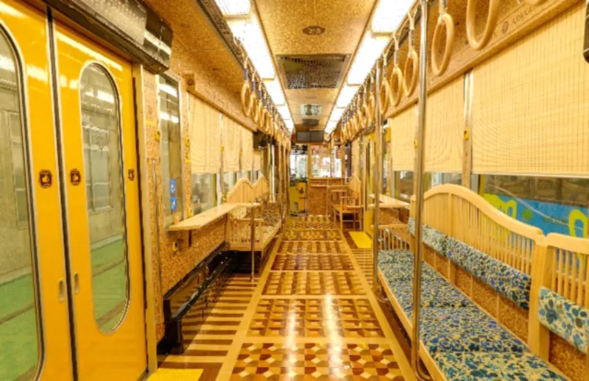 ▲地板是寄木拼花工藝。牆壁、天花板、長椅，以及捲簾，也全部都是木製。