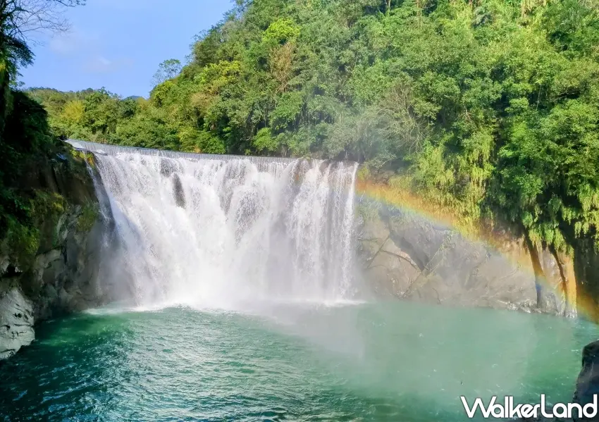▲十分瀑布夢幻彩虹美景，夏季延長開放必拍打卡點。