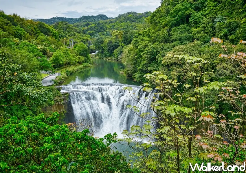 ▲台灣尼加拉瀑布「十分瀑布」壯闊全景，平溪線一日遊首選推薦。