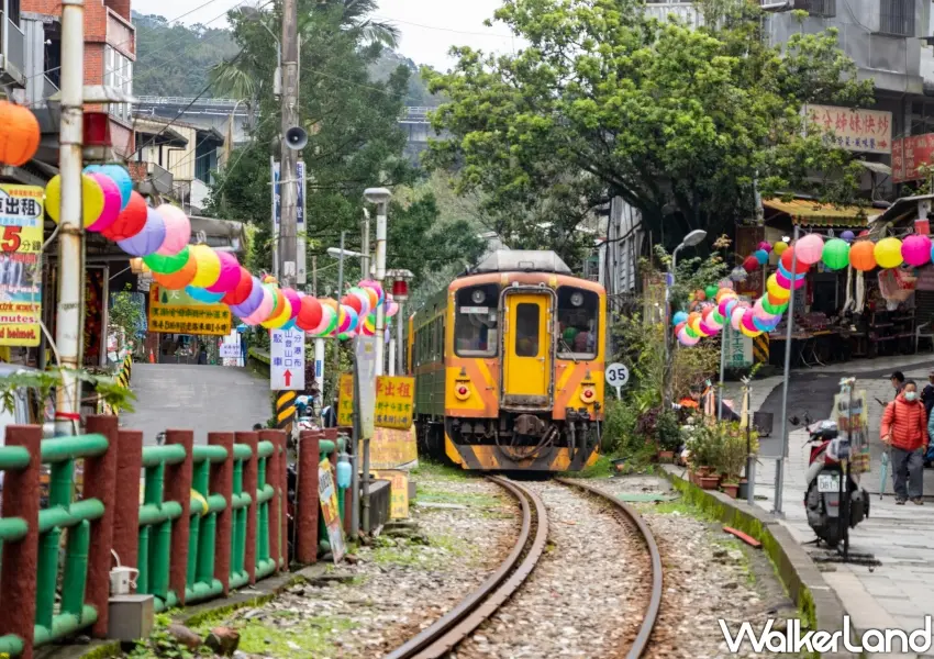 ▲十分老街火車門前過奇景，體驗平溪鐵道山城風情。