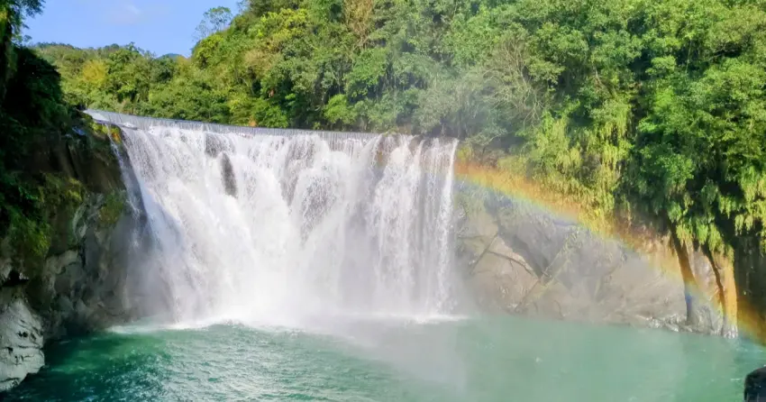 平溪一日遊放空小旅行！十分瀑布夏季延長開放，平溪鐵道順遊玩。