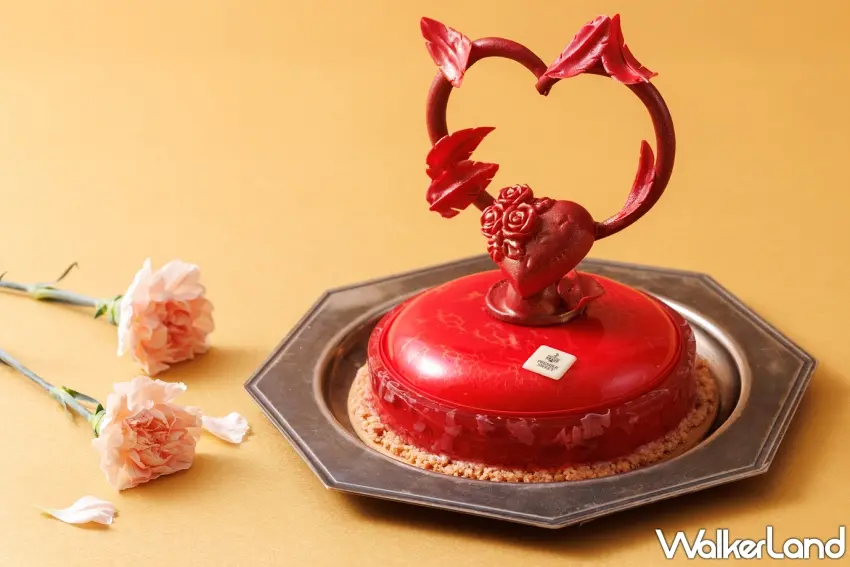 ▲JR東日本大飯店台北母親節限定蛋糕「心之花語」是以開心果慕斯為主體，包覆酸甜玫瑰莓果凍與藍莓起司蛋糕，售價1200元 。圖／JR東日本大飯店台北提供；窩客島編輯李維唐整理