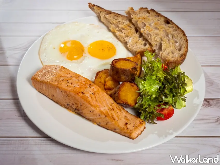 ▲豐盛早餐盤選用厚切培根與鮭魚菲力，為早晨注入滿滿的健康能量。圖／LillA提供；窩客島編輯李維唐整理