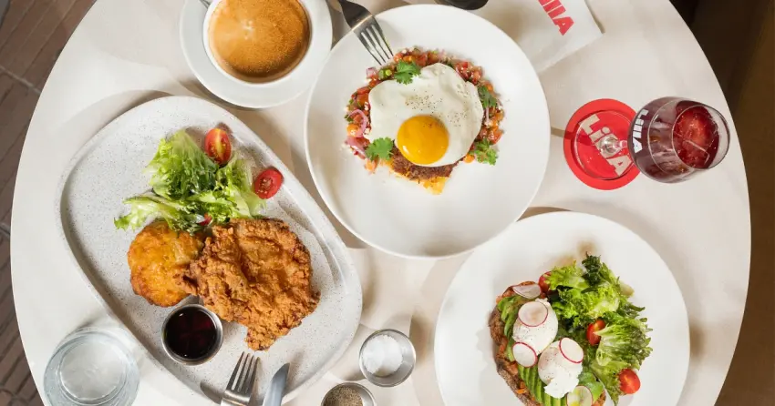 信義區最Chill早午餐！LillA翻玩洛城風味，聯名Red Bull打造微醺新地標。