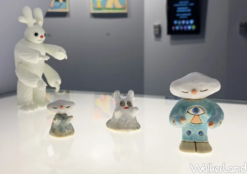 ▲華山《城市失物招領所》一樓展區各種形狀的夢獸畫作、雕塑、影像等。(攝影：鄭亦庭)