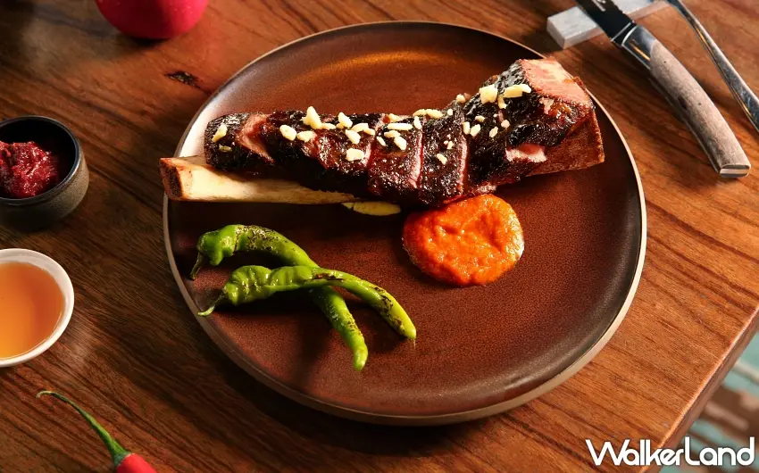 ▲台北萬豪「世界牛肋盛典」韓味 BULGOGI 帶骨牛小排，經12小時醃漬入味。圖／台北萬豪酒店提供；窩客島編輯李維唐整理