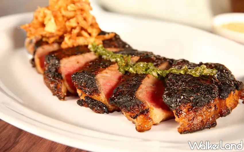 ▲台北萬豪「世界牛肋盛典」賓州黑鑽紐約客，擁有深褐色酥脆表皮及嫩紅內裡。圖／台北萬豪酒店提供；窩客島編輯李維唐整理