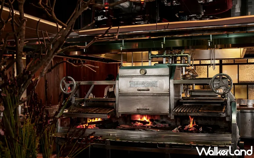 ▲台北萬豪酒店 20 樓高空景觀餐廳 INGE'S Bar & Grill 擁有造價近四百萬的 Grillworks 炭火烤爐。圖／台北萬豪酒店提供；窩客島編輯李維唐整理