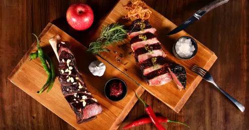 2026台北必吃高空牛排！萬豪INGE'S世界牛肋盛典登場，韓式牛小排與黑鑽紐約客限時開吃。