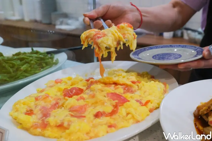 ▲小品雅廚番茄蛋60元以滑順口感與酸甜比例成為人氣招牌，搭配熱粥是許多粉絲固定必點組合。（攝影：張人尹）