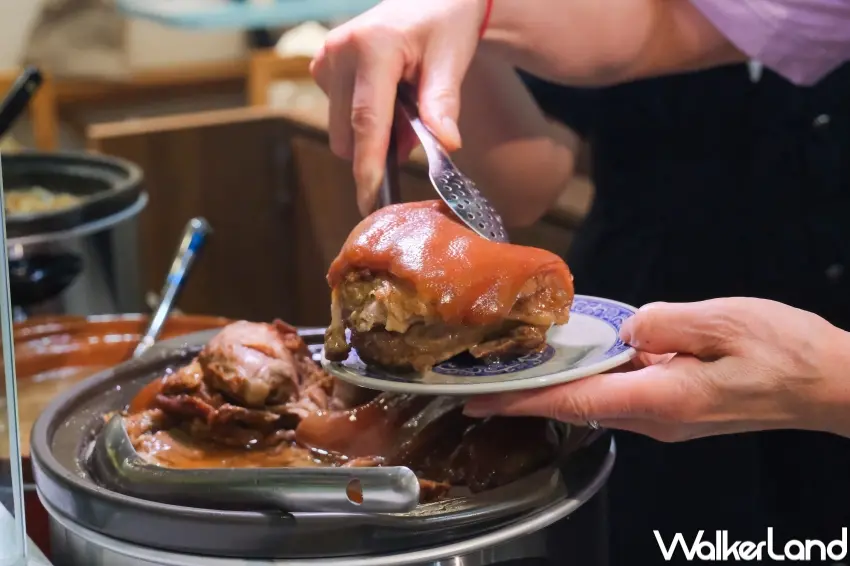 ▲小品雅廚提供腿庫與滷白菜等多款家常菜，其中魯腿庫現場剪切後淋上滷汁，口感軟嫩帶膠質深受粉絲喜愛。（攝影：張人尹）