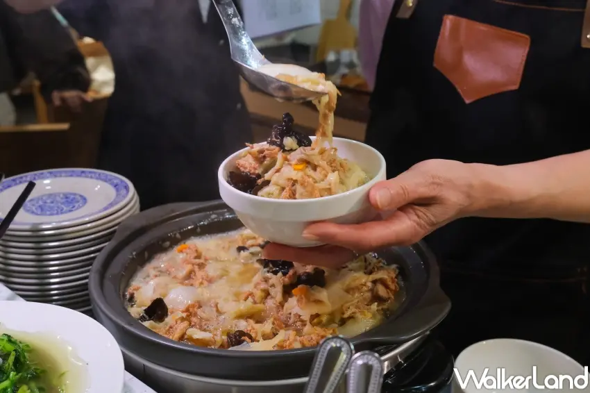 ▲小品雅廚餐台超過20款菜色，從香菇肉燥到魯豆腐與配料一應俱全，讓粉絲自由搭配出滿滿一桌宵夜。（攝影：張人尹）