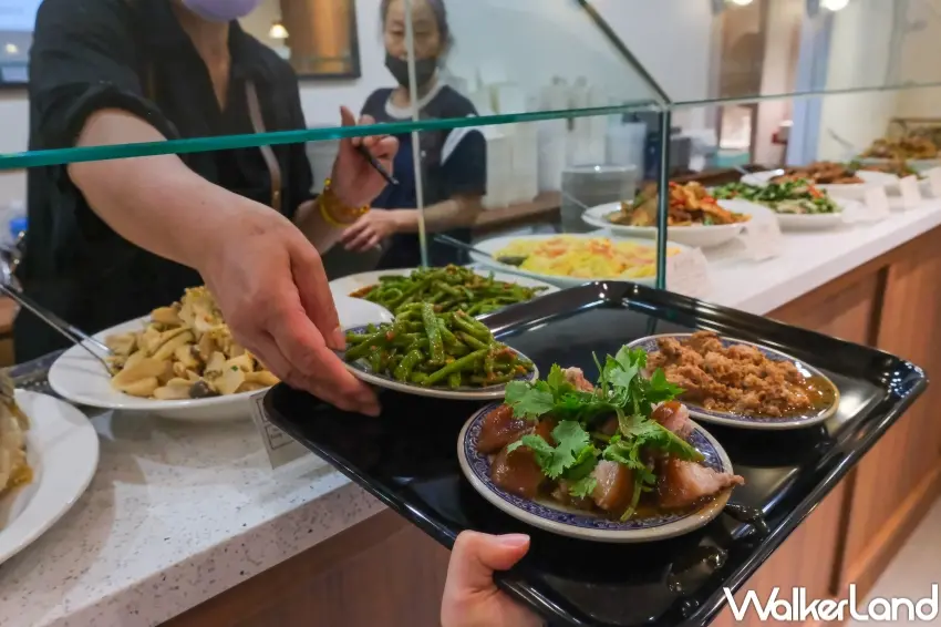 ▲小品雅廚採托盤點餐方式，粉絲沿餐檯挑選菜色，由服務人員協助盛裝，保留傳統清粥小菜用餐流程。（攝影：張人尹）