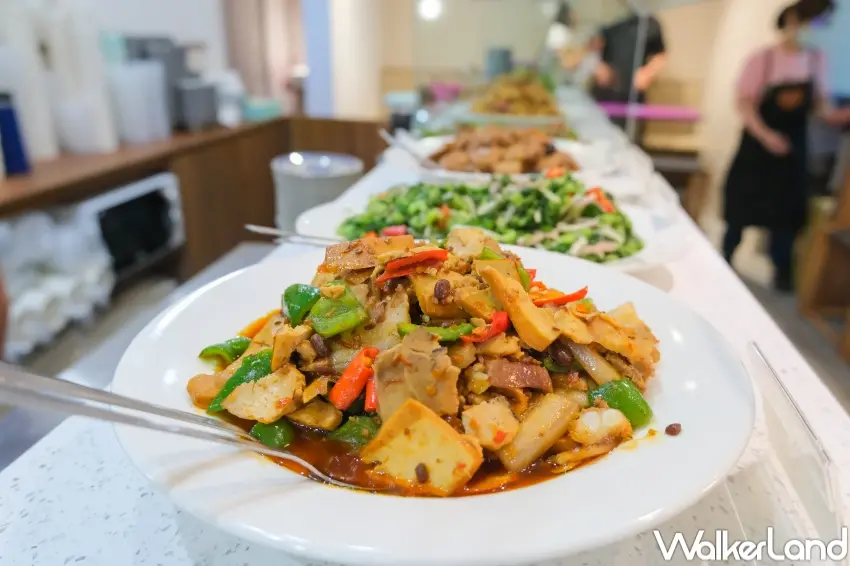 ▲小品雅廚餐台超過20款菜色，從香菇肉燥到魯豆腐與配料一應俱全，讓粉絲自由搭配出滿滿一桌宵夜。（攝影：張人尹）