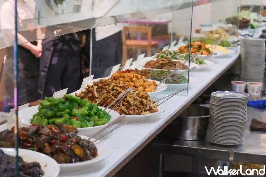 ▲小品雅廚餐台超過20款菜色，招牌必吃：蕃茄炒蛋、腿庫、四季豆、苦瓜、茄子。（攝影：張人尹）