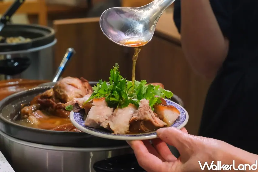 ▲小品雅廚腿庫在餐台後方，可以直接點餐，可看到服務人員剪腿庫、淋上滷汁視覺效果滿分。（攝影：張人尹）